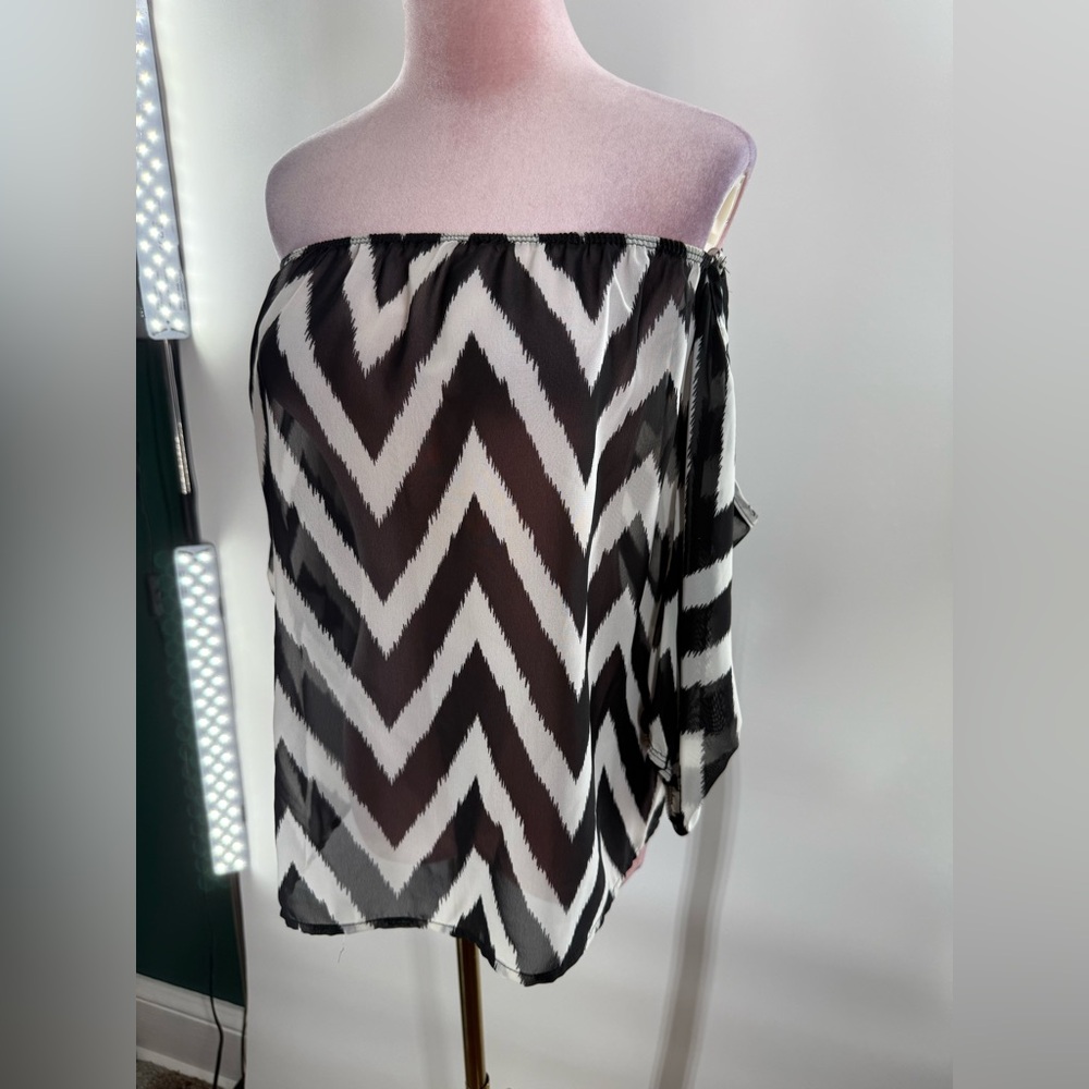 EUC Brenda’s Chevron Blouse - Picture 3 of 10